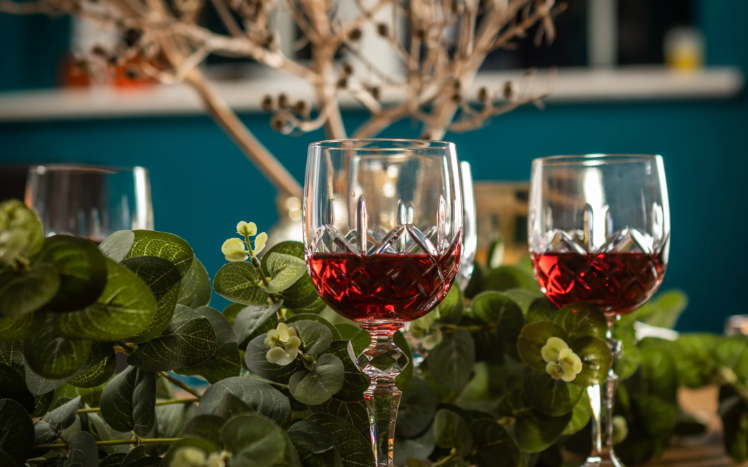 Sześć ręcznie wykonanych kieliszków do wina, polskiej firmy Huta Julia, podarowane przez Veritable, sklep internetowy z eleganckimi kryształami i stołami z litego dębu.