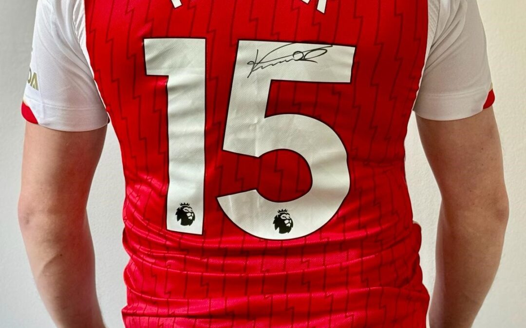 Koszulka piłkarza Arsenalu F.C. Jakuba Kiwiora podpisana i podarowana przez zawodnika.